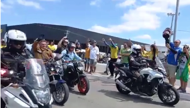 Bolsonaro faz motociata sem capacete em PE e diz que vencerá em 1º turno