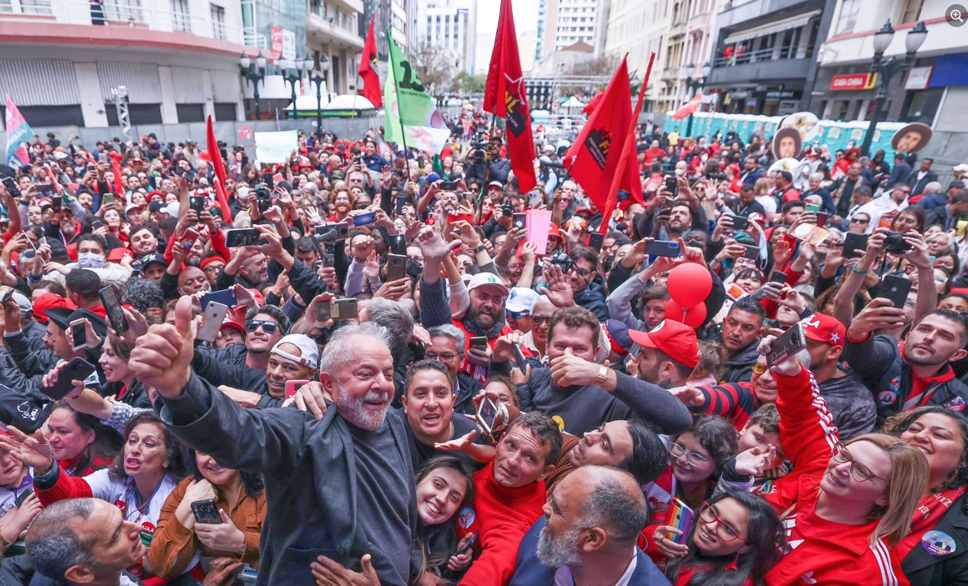 Ato com Lula em Curitiba tem criticas a Moro e tom de triunfo após prisão