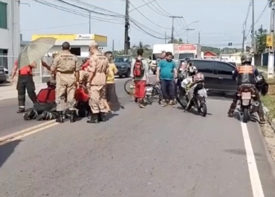 Motociclista é arremessado em acidente com carro em Manaus; vídeo