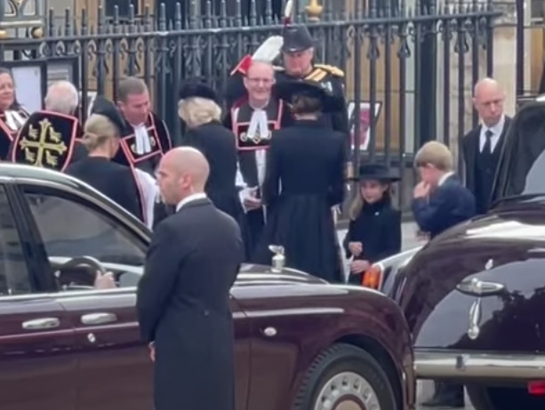 Princesa Charlotte chora durante funeral da bisavó, Rainha Elizabeth II 