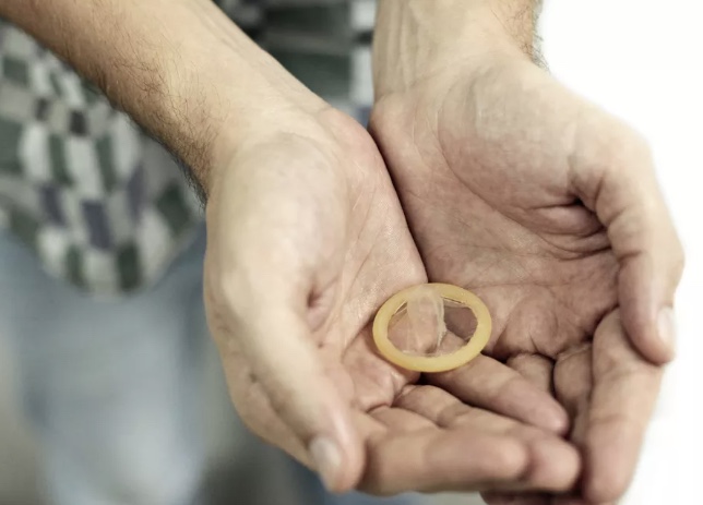 Homem é condenado pela morte da mulher após esconder que tinha HIV