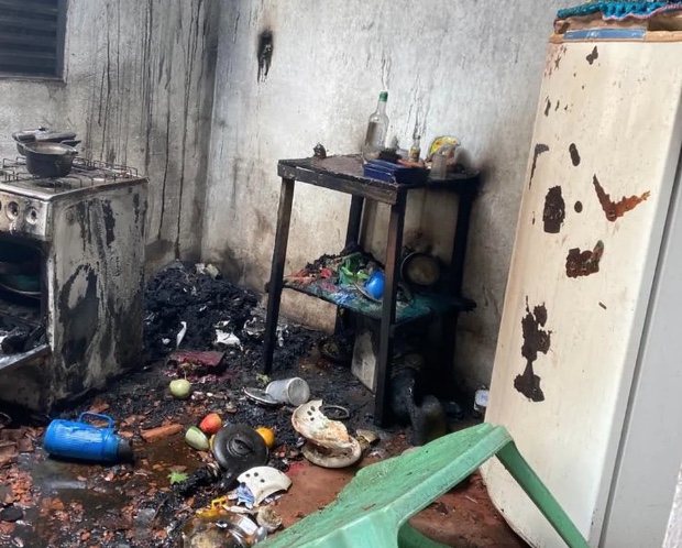 Menino de 5 anos destrói casa da família ao brincar com isqueiro