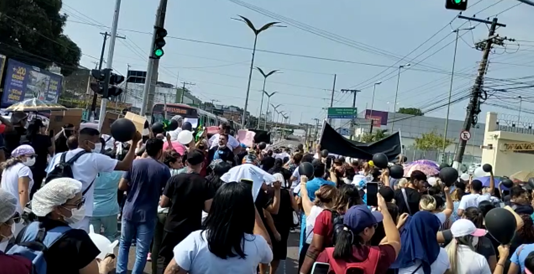 Enfermeiros bloqueiam avenidas de Manaus em protesto por piso salarial; vídeos