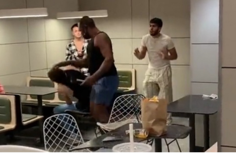 Homem agride clientes e destrói McDonald’s com machado; vídeo 