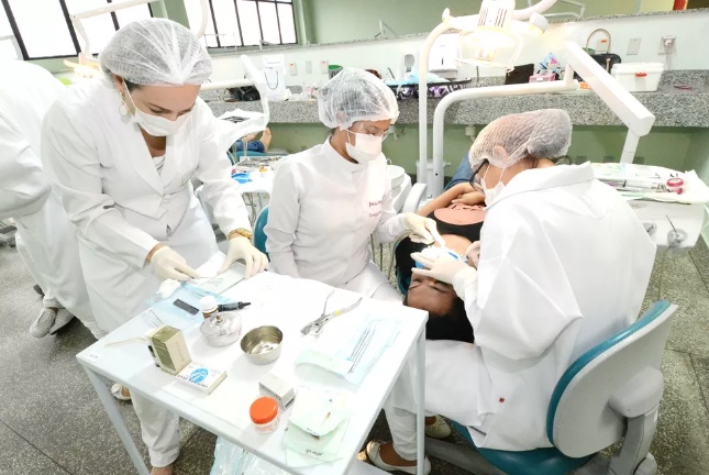 Policlínica da UEA abre vagas para extração de dentes em Manaus