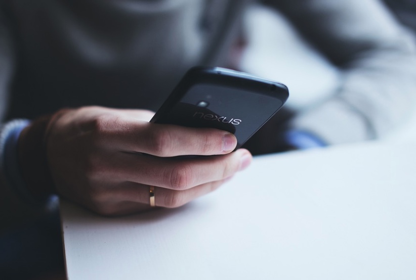 Homem é indiciado por forjar falsas ofensas homofóbicas