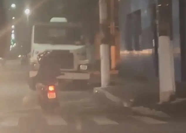 Cachorro é agredido e obrigado a correr por 40km ao lado de motociclista; vídeo