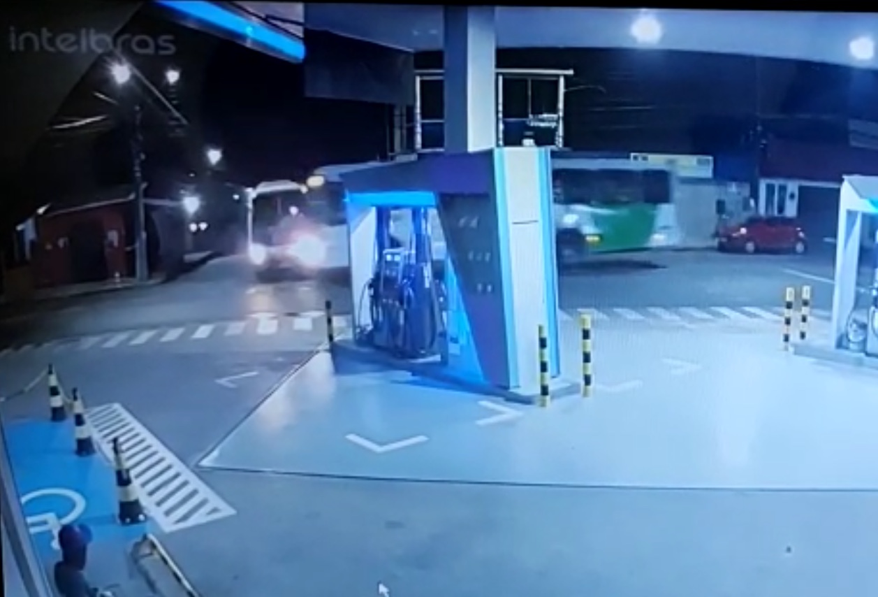 Vídeo mostra acidente que terminou com ônibus invadindo drogaria em Manaus 