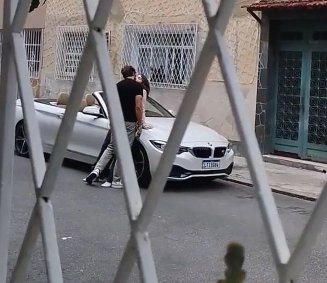 Jade Picon e Chay Suede protagonizam beijão durante gravação de ‘Travessia’