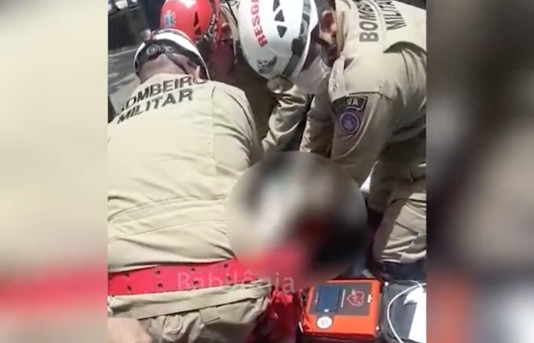 Vídeo: Bombeiros tentam reanimar motoqueiro atropelado em Manaus