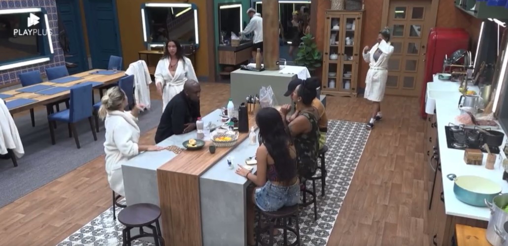 A Fazenda: Deolane ameaça processar Kerline após fofoca sobre droga