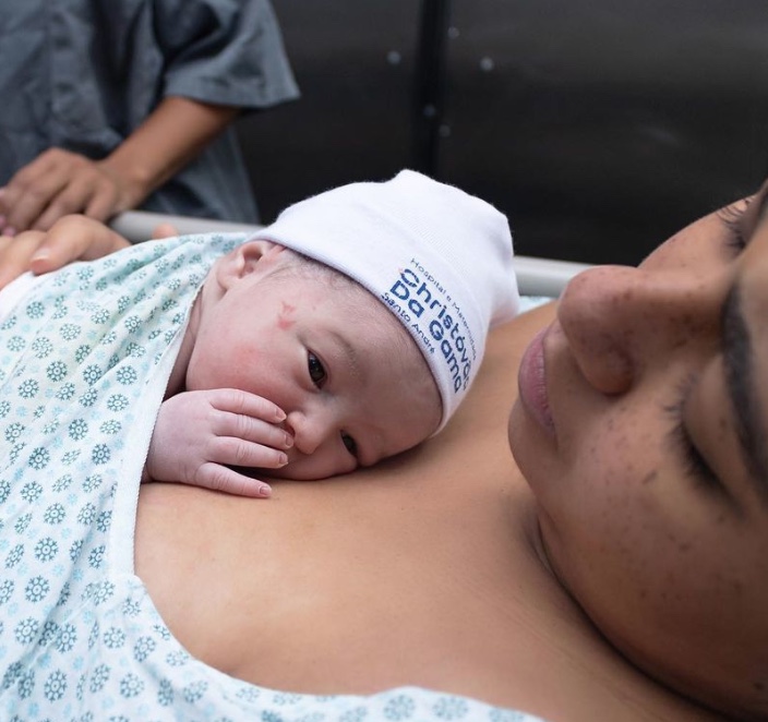 MC Loma mostra rostinho da filha Melanie pela primeira vez