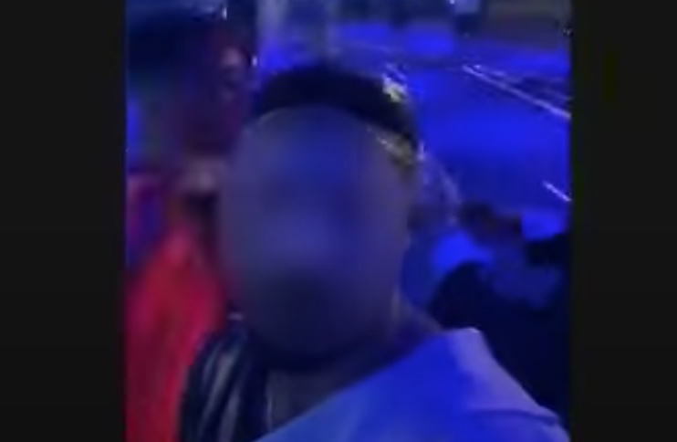 Padre é afastado ao ser visto conversando com 'capeta' em festa