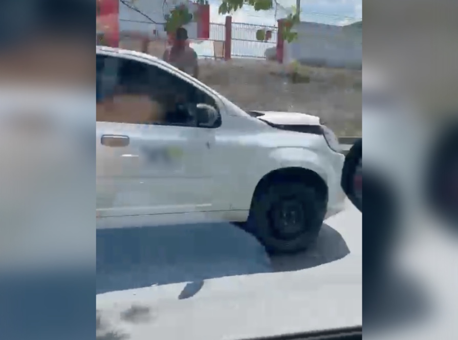 Engavetamento com três carros deixa trânsito lento em avenida de Manaus