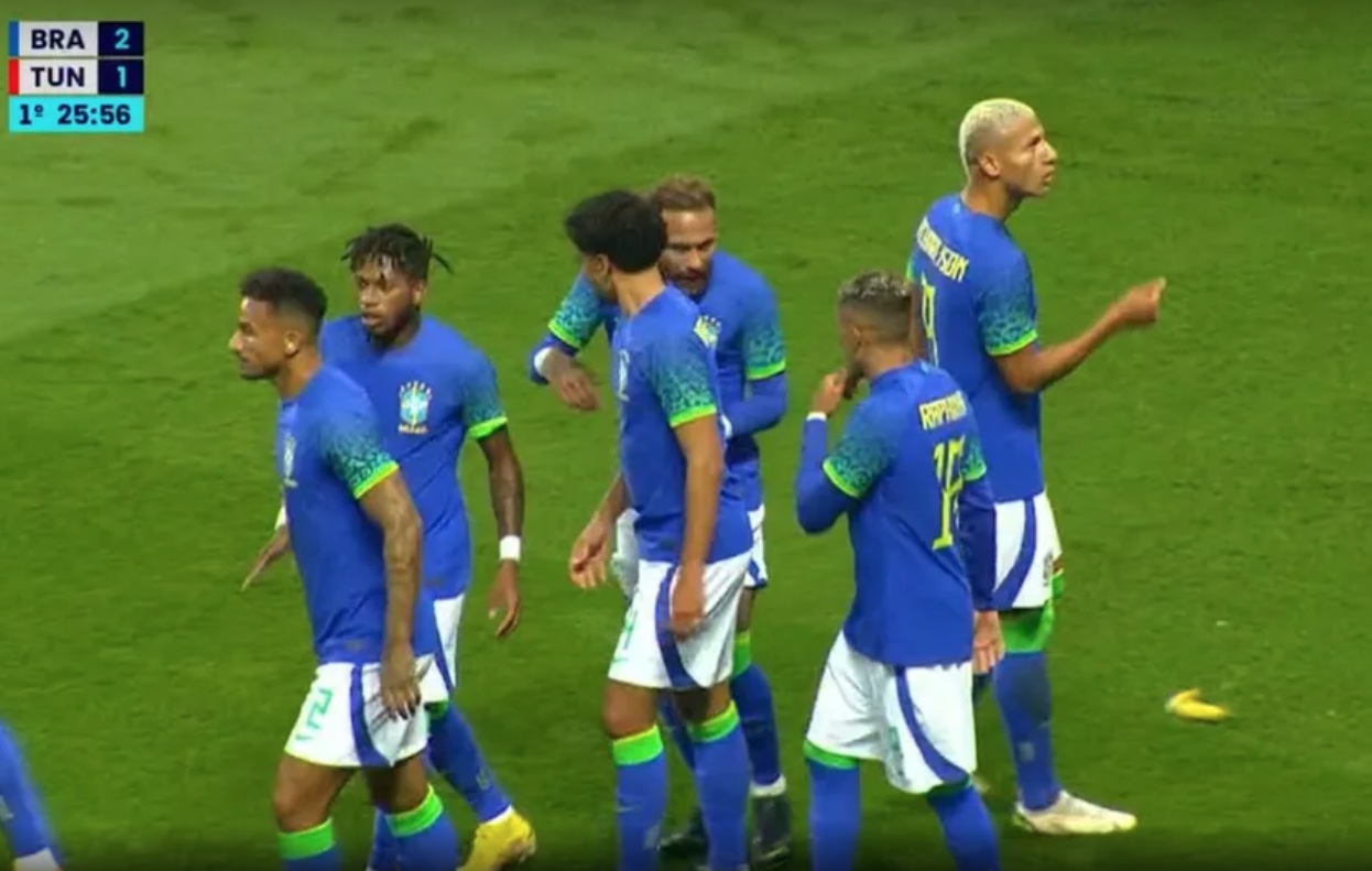 Torcida joga banana no campo após gol de Richarlison em amistoso do Brasil 