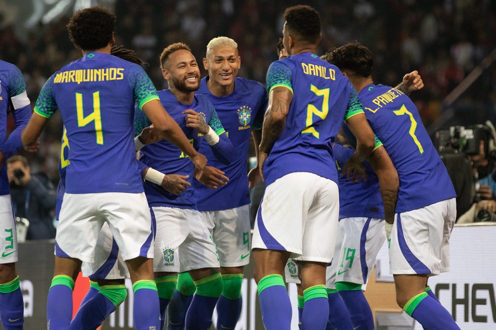 Com gols de Neymar e Rafinha, Brasil goleia Tunísia em amistoso