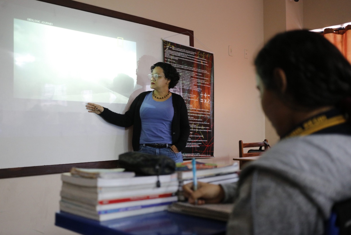 Servidores de 104 escolas vão receber 14º salário no Amazonas; veja lista