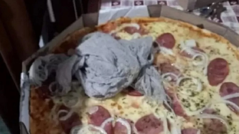 Restaurante esquece pano sujo dentro de caixa de pizza de cliente 