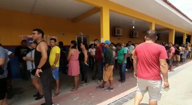 O que acontece se o eleitor estiver na fila e encerrar o horário da votação?