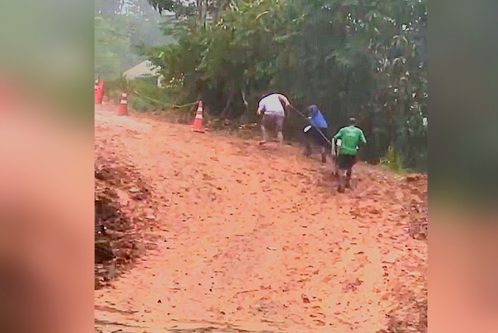 Moradores enfrentam dificuldades em dia de chuva para atravessar BR-319 no Amazonas; vídeo