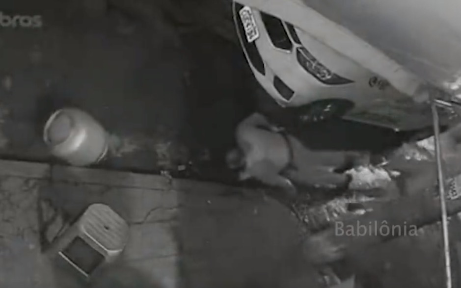 PM desmaia ao ser atingido com botijão de gás na cabeça durante abordagem