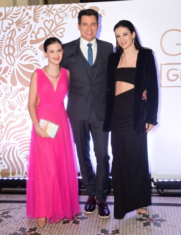 Celso Portiolli faz rara aparição com as filhas em evento  