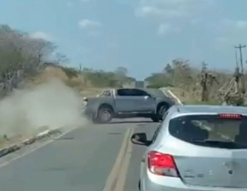 Vídeo: Padre cochila no volante, perde controle de veículo e cai em lago