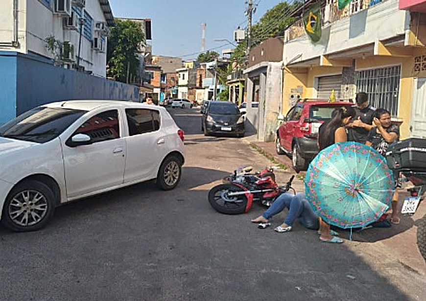 Acidente entre carro e motocicleta deixa mulher ferida em Manaus
