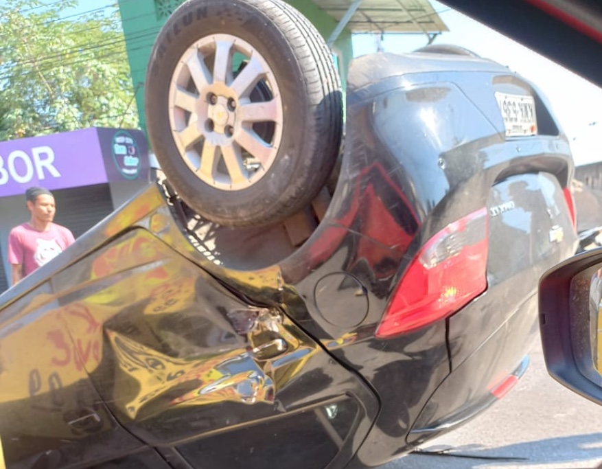 Motorista de app dorme no volante e capota carro em avenida de Manaus