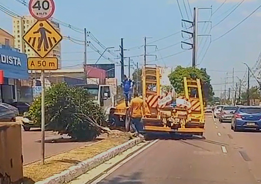Motorista perde controle e caminhão invade contramão em avenida de Manaus