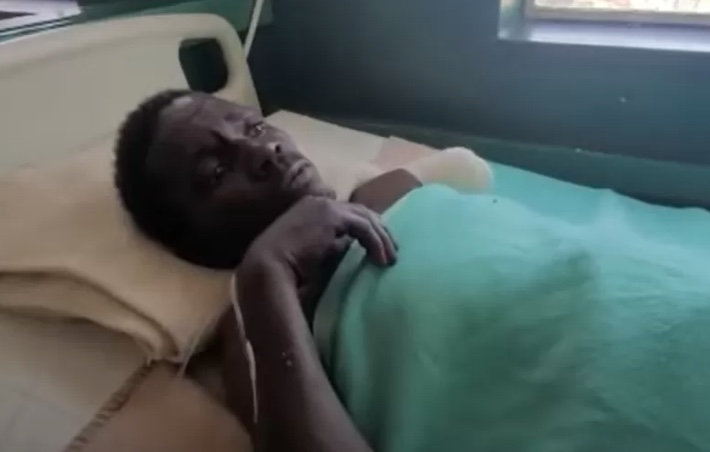 Homem se joga na água para fugir de elefante e é atacado por crocodilo