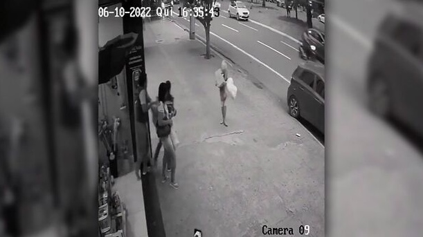 Vídeo: Idosa é arrastada por vendaval