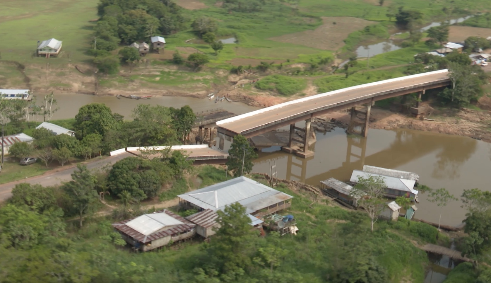 Após segunda ponte desabar na BR-319, balsa ajudará na travessia no rio no Amazonas