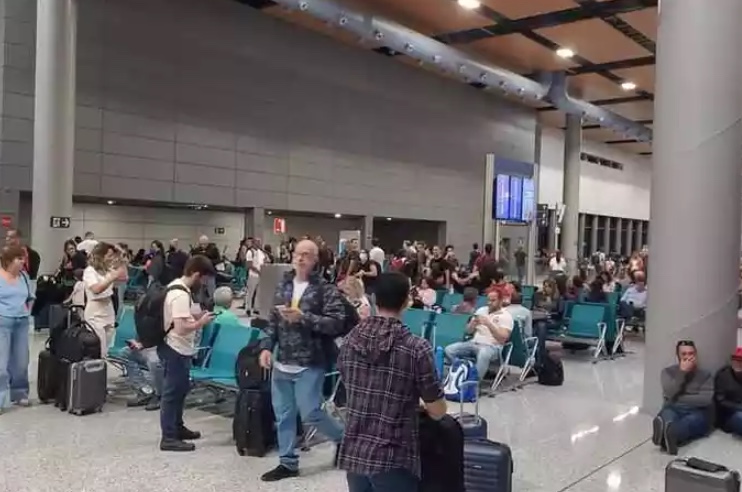 Direitos de passageiros em aeroportos incluem alimentação e hospedagem; saiba como reclamar