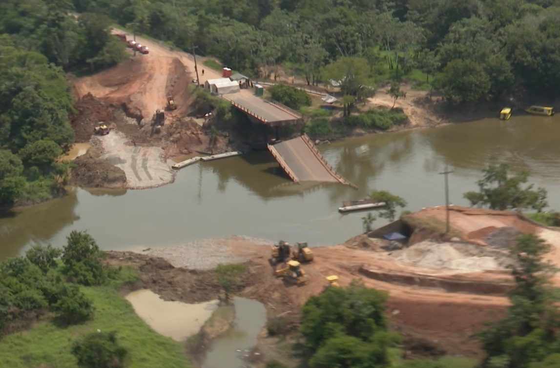 Ponte metálica é descartada e balsas serão colocadas em local de desabamento na BR-319