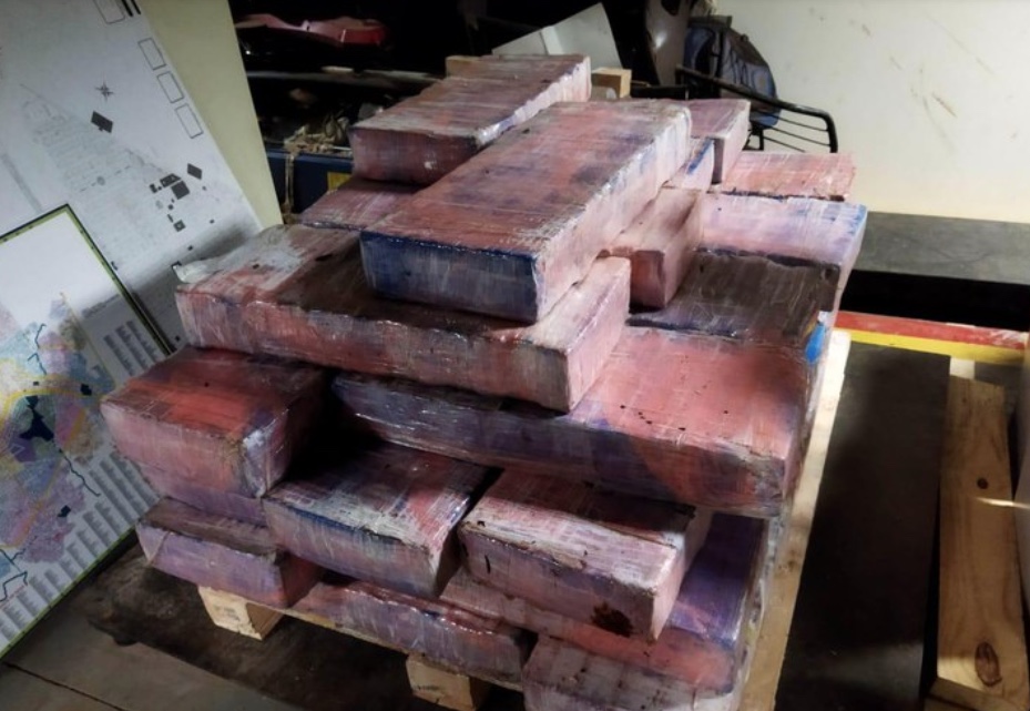 Traficantes abandonam embarcação com 441 kg de maconha durante fuga da PF