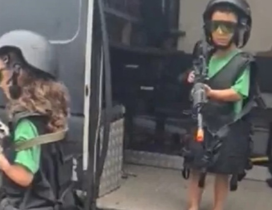 Crianças usam fardas e simulacros de fuzil em evento da PM do Rio