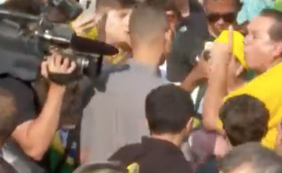 Vídeo: Equipe da TV Aparecida é hostilizada por bolsonaristas em evento