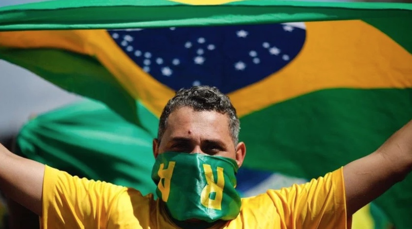 Bandeira do Brasil substitui material de campanha e vira selo de bolsonarismo