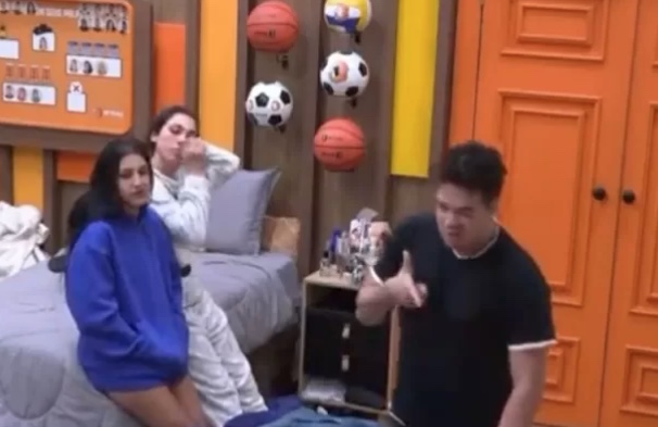 Lucas ameaça Shay e faz sinal de arma com a mão: ‘vai ver lá fora’