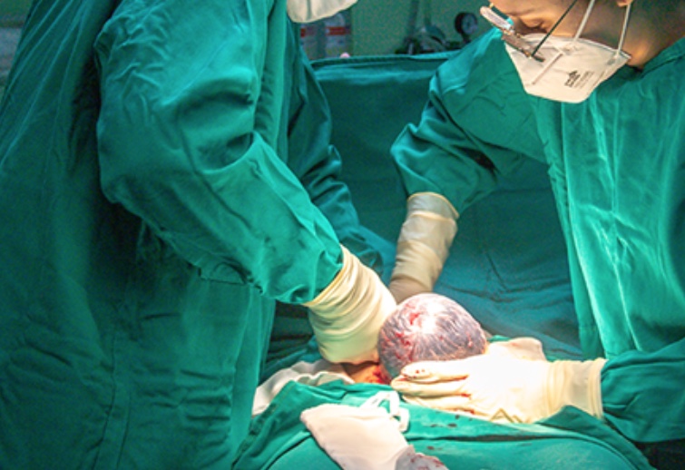 Mulher que teve intestino furado no parto em Manaus ganha pensão vitalícia