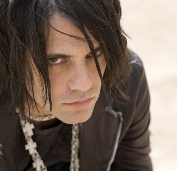 Cantor fica inconsciente após mágica de Criss Angel dar errado