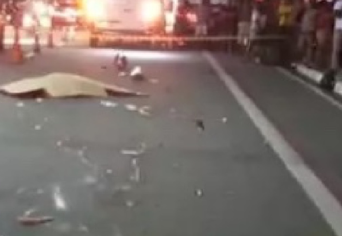 Mulher cai de garupa de moto e morre ao ter cabeça esmagada por caminhão