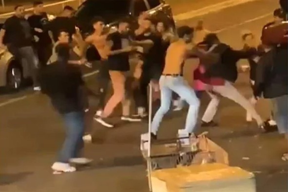 Homens cercam e agridem mulher a chutes em saída de festa