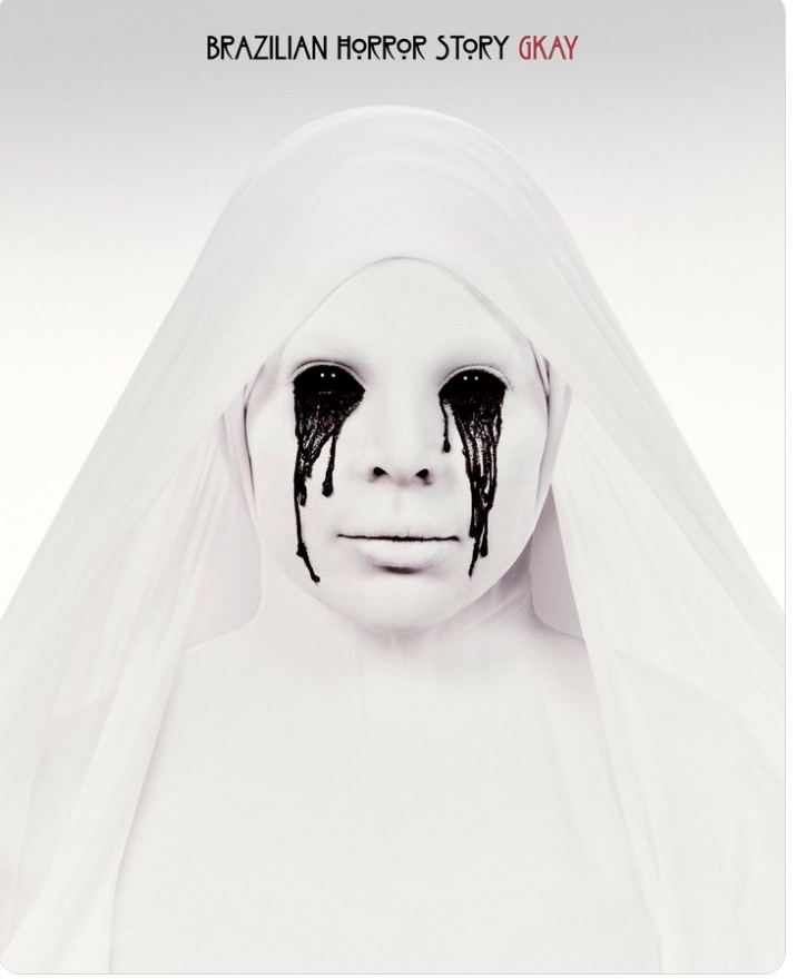 Gkay surge irreconhecível em fantasia aterrorizante de Halloween 