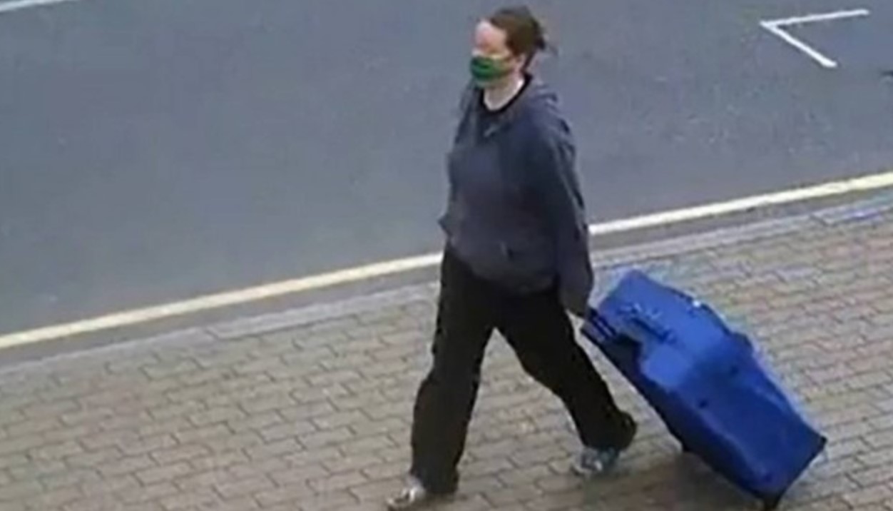 Mulher é vista caminhando pelas ruas com o corpo de amiga em mala