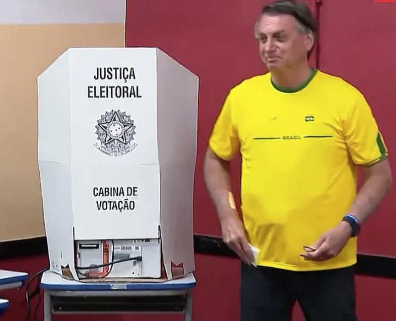 Bolsonaro volta a questionar urnas e diz que equipamentos são ultrapassados e antigos