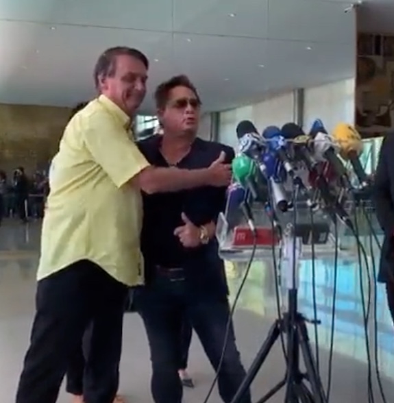 Leonardo divulga notícia falsa ao lado de Bolsonaro no Palácio da Alvorada