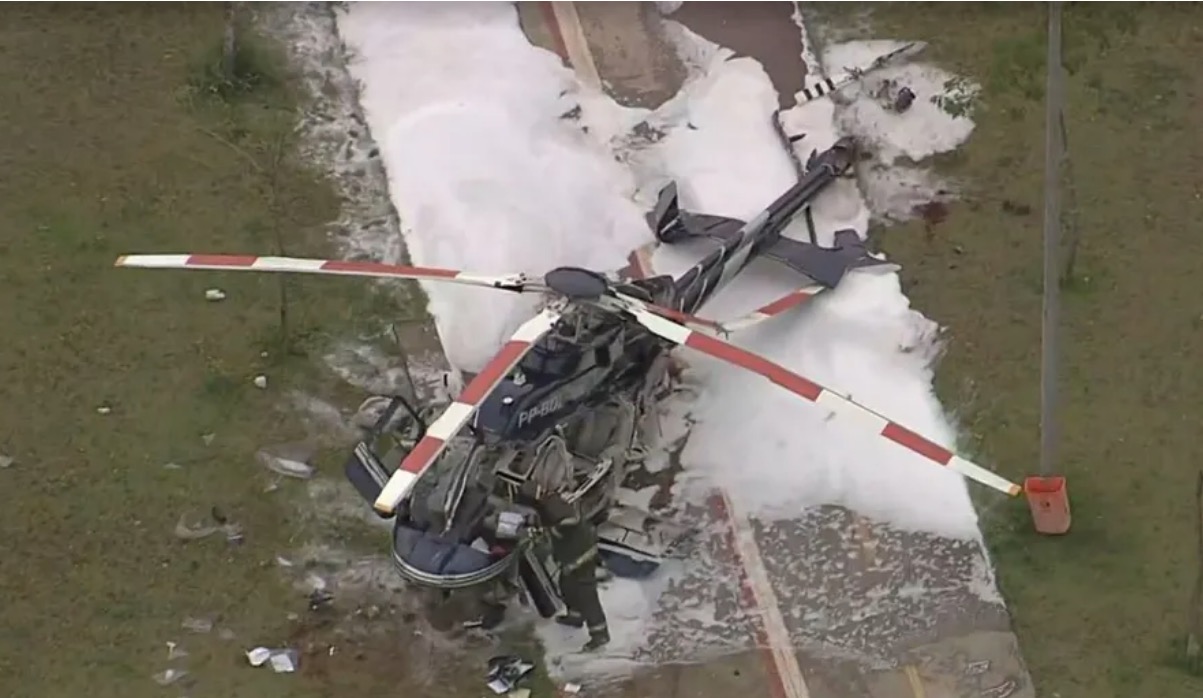 Helicóptero cai em área de parque em São Paulo