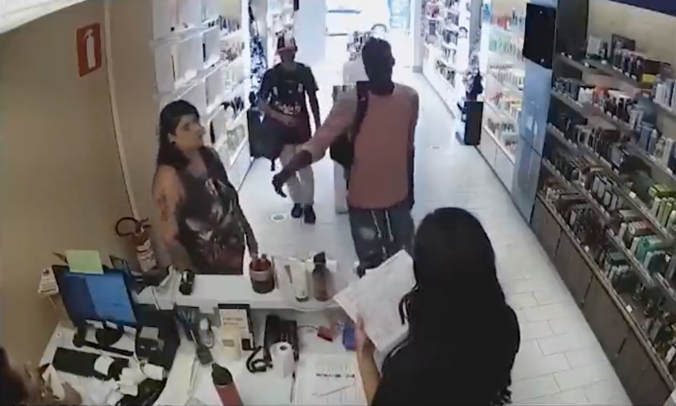 Ladrão dá ‘boa tarde’ e acalma vítimas durante assalto; vídeo